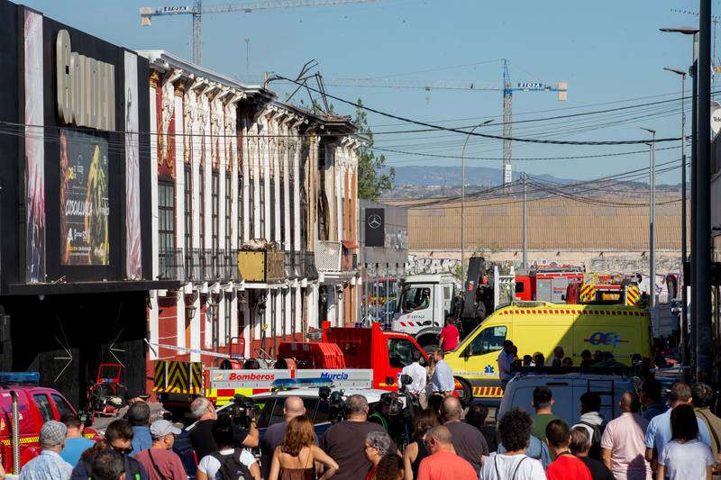 Varias personas murieron y otras resultaron heridas por la inhalación de humo en el incendio de una discoteca en Murcia, declarado a primera hora de este domingo