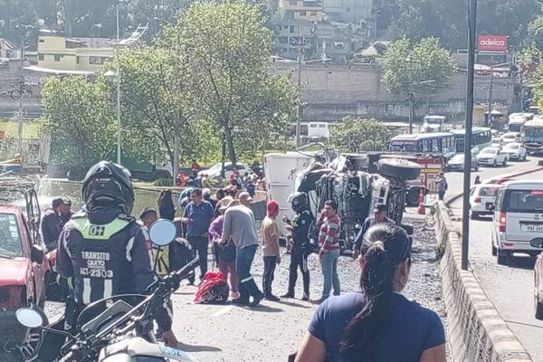 Accidente en el puente de Guajaló entre una volqueta, dos vehículos livianos y un bus