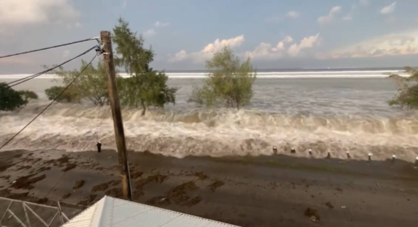Região costeira de Tonga é atingida por tsunami