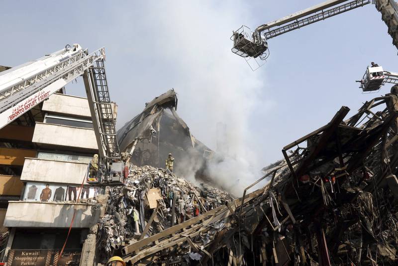 Decenas de heridos al derrumbarse un edificio de 17 plantas en Teherán