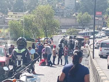 Accidente en el puente de Guajaló entre una volqueta, dos vehículos livianos y un bus