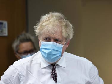 Boris Johnson anuncia que en Reino Unido se levantarán las restricciones contra el COVID-19 la próxima semana 