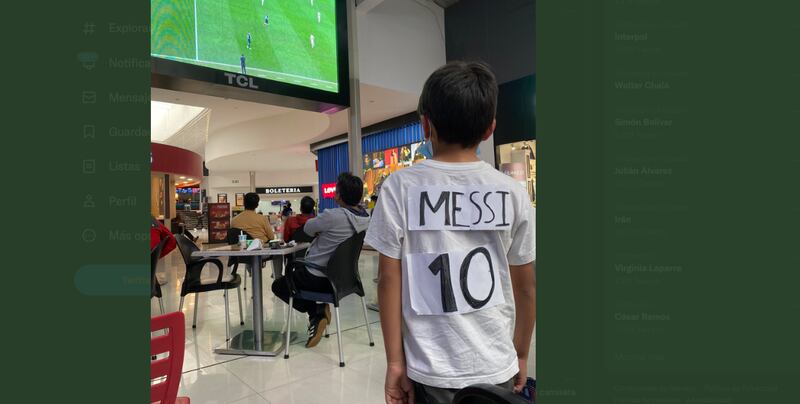 Un niño cuencano se volvió viral en las redes por usar una camiseta de papel de Messi