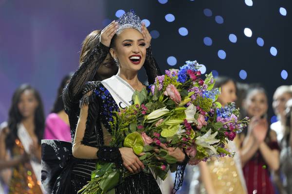 ¡RENUNCIÓ! La Miss Universo 2022 renunció a su corona como Estados Unidos: Lo que se sabe