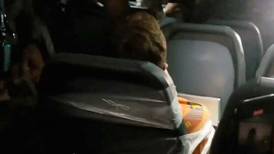 Un pasajero fue atado con cinta adhesiva por agredir a la tripulación de un vuelo
