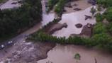 Impactantes imágenes del desbordamiento del río Cuenca en el sector El Descanso