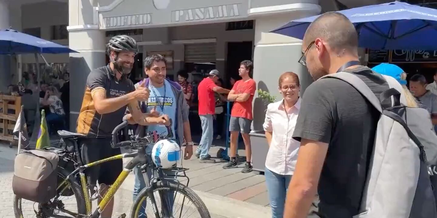 El periodista brasileño recorrió en bicicleta la calle Panamá en Guayaquil.