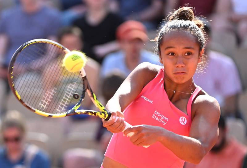 Paris (France), 28/05/2023.- Leylah Fernandez of Canada plays Magda Linette of Poland in their Women's Singles first round match during the French Open Grand Slam tennis tournament at Roland Garros in Paris, France, 28 May 2023. (Tenis, Abierto, Francia, Polonia) EFE/EPA/CAROLINE BLUMBERG