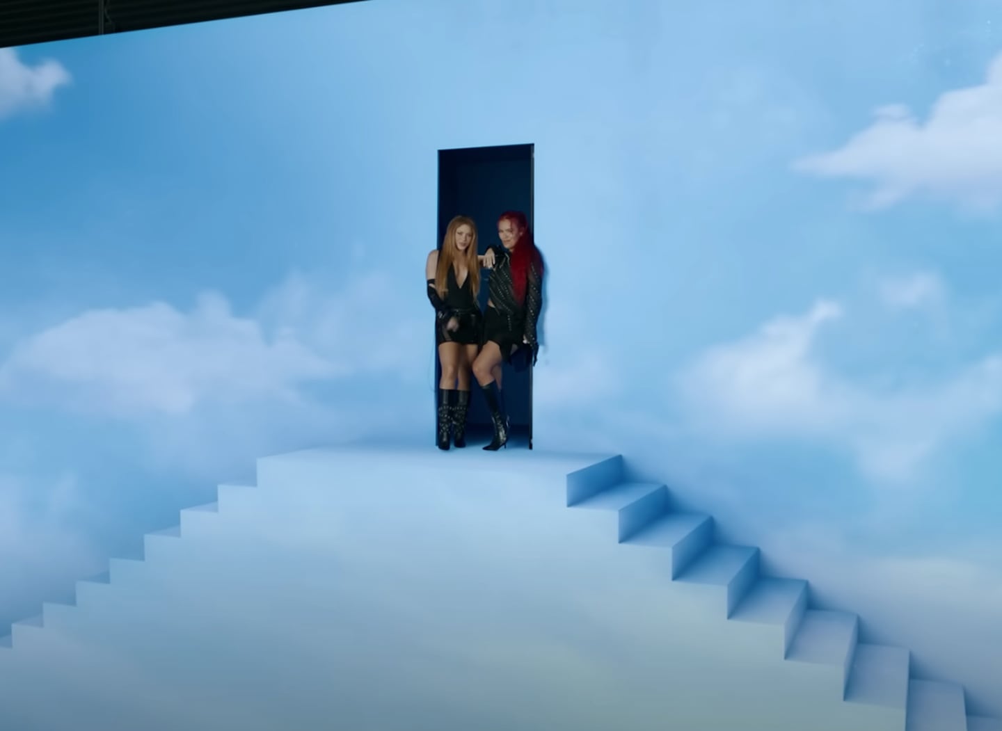 Shakira y Karol G en su video musical para 'TQG'