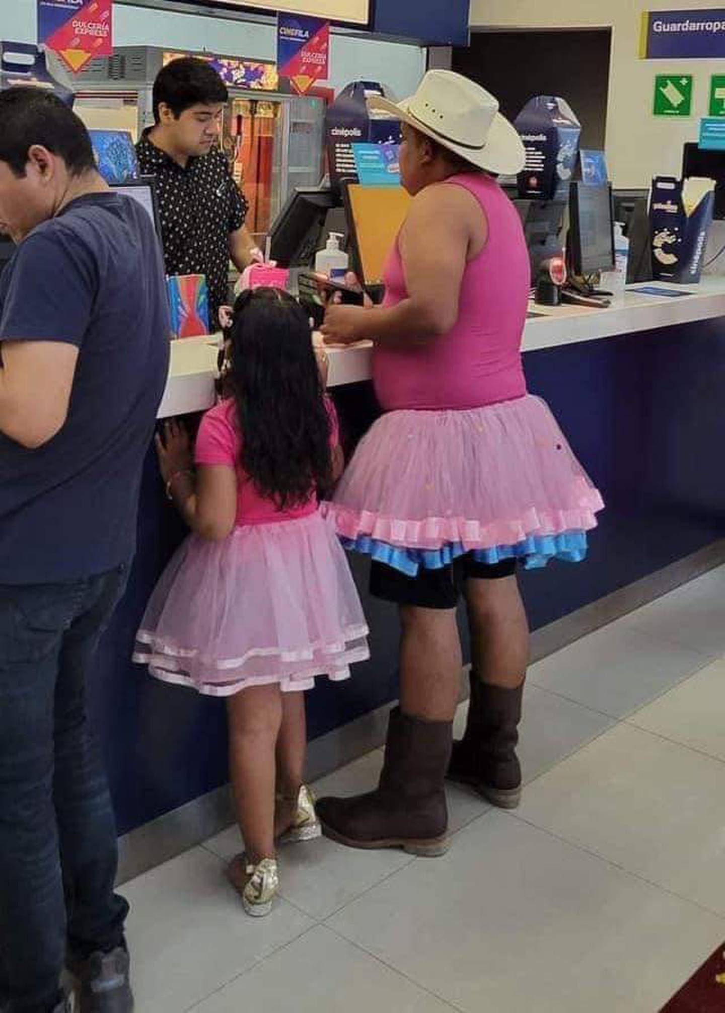 Outfit de Barbie de papá con su hija