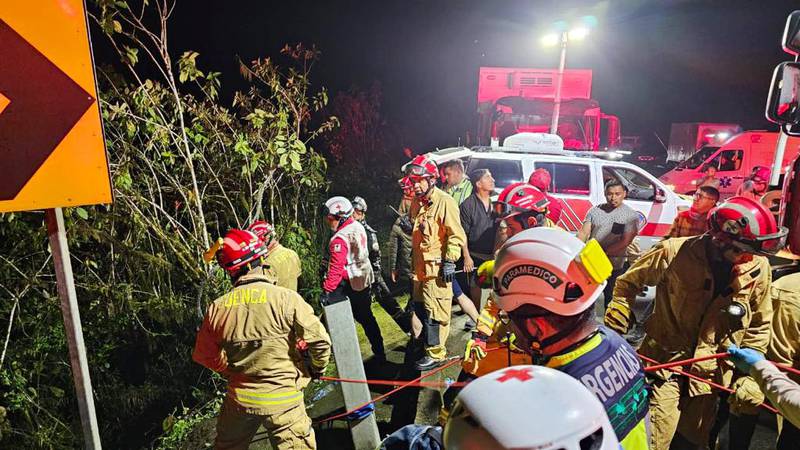 Bus se volcó dejando cinco fallecidos  y 13 heridos en la vía Cuenca-Molleturo