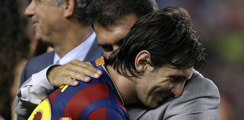 Laporta abraza a Lionel Messi en la temporada 2009