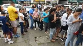 Por primer caso confirmado de coronavirus en Ecuador guayaquileños hacen largas filas para comprar mascarillas