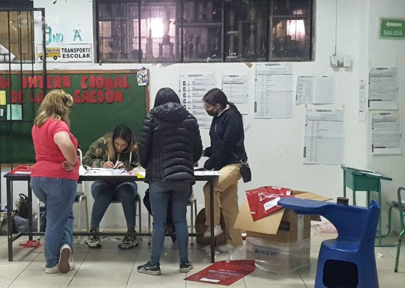 Imagen de integrantes de una junta receptora del voto y coordinadores del CNE