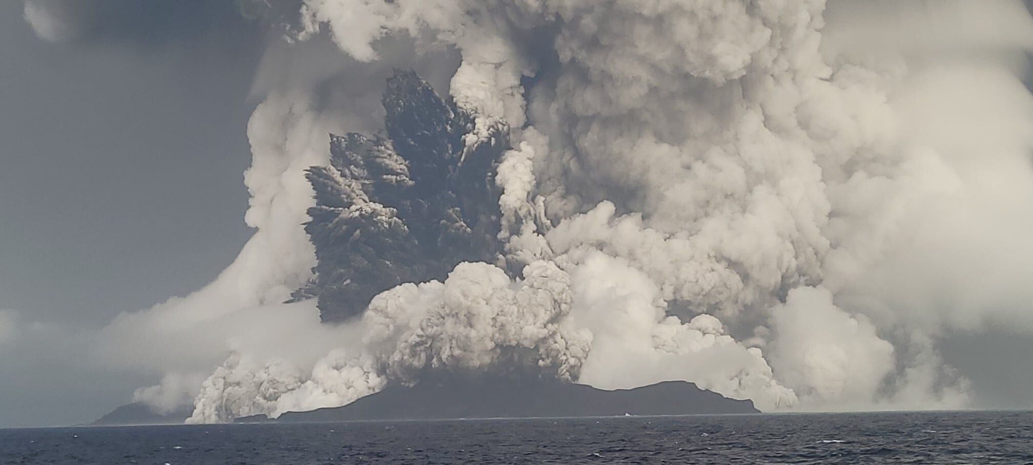 Videos: Erupción de volcán submarino provoca tsunami en isla de Tonga –  Metro Ecuador