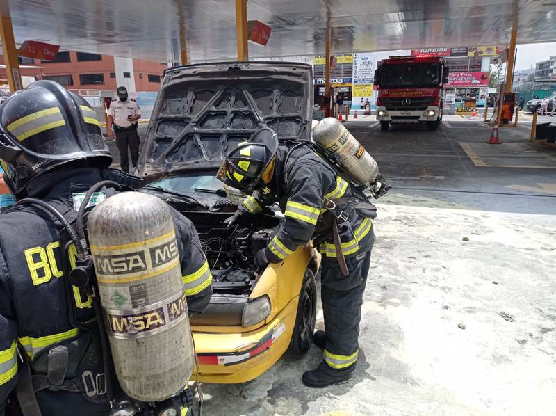Incendio vehicular en Quito