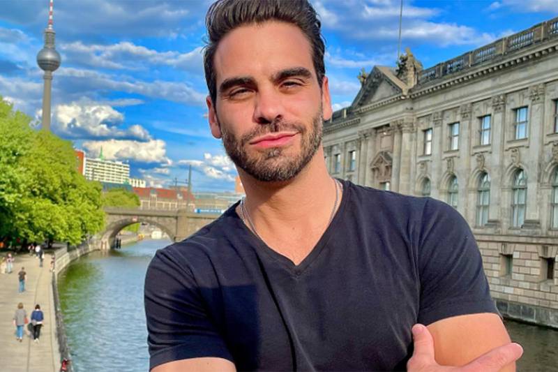 El guapo novio de Carmen Villalobos causa furor en las redes sociales.