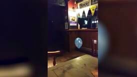 Video: ¿Hay un niño fantasma jugando con este globo?