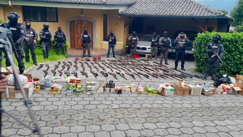 ¡Increíble! Todo el arsenal de rifles y pistolas que encontraron en una lujosa casa de Cumbayá