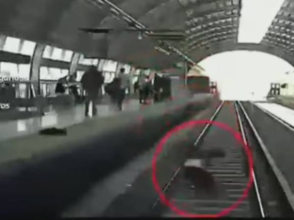 [VIDEO] Milagro en la estación: Hombre se descompensó, cayó a la vías del tren y resultó ileso
