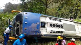 Bus interprovincial cae al abismo en la vía Alóag - Santo Domingo