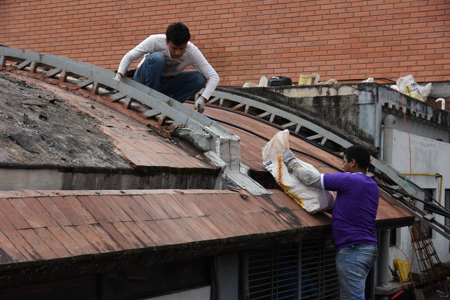 Reparación del techado del Mercado 3 de Noviembre-Cuenca