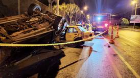 Sábado de accidentes de tránsito: un taxi quedó destrozado tras colisionar con una camioneta