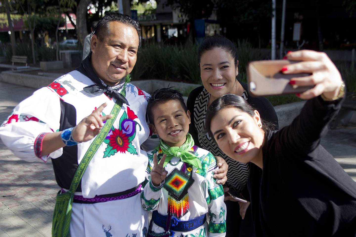 Fotografía de archivo fechada el 18 de enero de 2018 que muestra al niño Yuawi López  y su padre, José López, mientras posan para fotos junto a seguidoras en la ciudad de Guadalajara