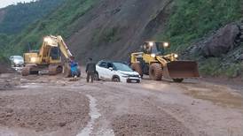 Cuenca: La circulación por la vía Cuenca-Molleturo-El Empalme continúa interrumpida en el km 90