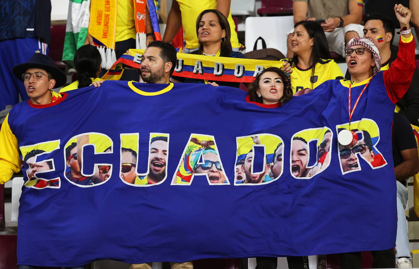 Hinchas de Ecuador en Qatar alentando a la Tri