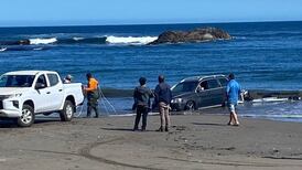 Hombre entró con su camioneta eléctrica a la playa y quedó atrapado en el mar