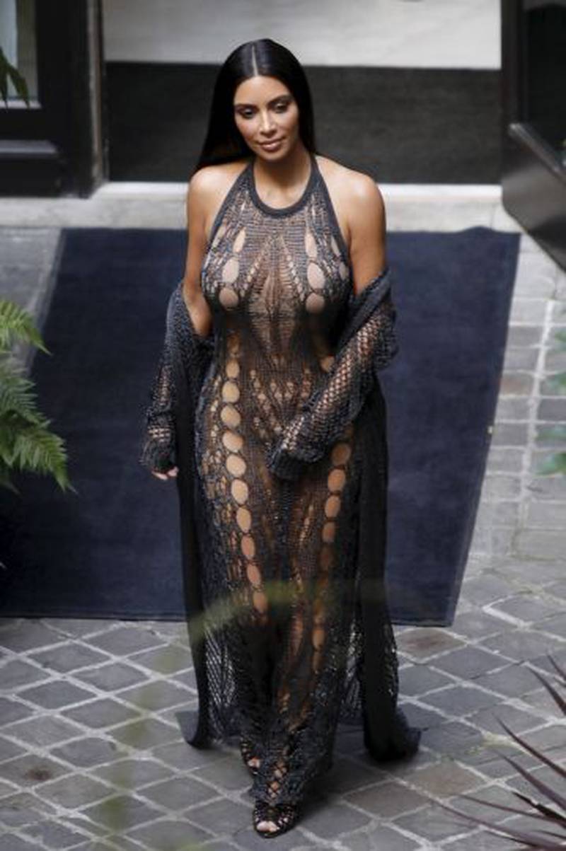 Kim Kardashian sorprende evento al presentarse sin ropa interior