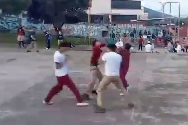 Estudiantes de un colegio del norte de Quito intercambiaron golpes en plena zona pública