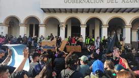 Estudiantes y docentes de la Universidad de Cuenca cumplen con marcha pacífica en el centro de la urbe