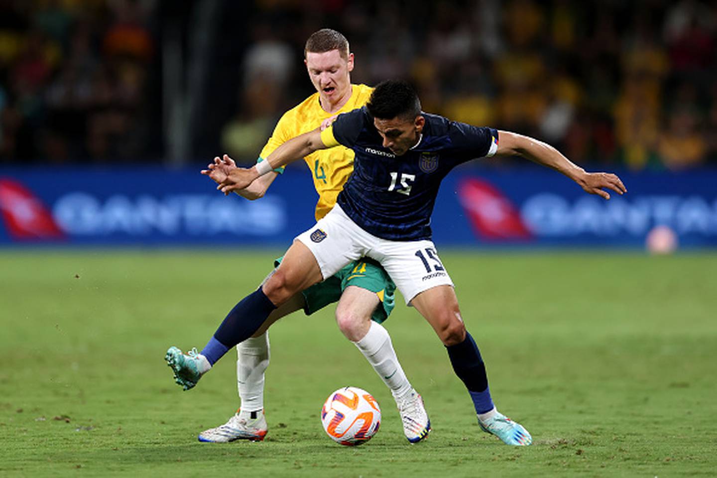 Ángel Mena disputa el esférico ante Kye Rowles en el Australia vs. Ecuador