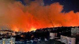 Un muerto y 30 heridos tras incendio en Viña del Mar, en Chile