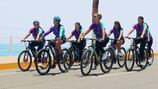 Mujeres participan de rodada ciclística en Salinas