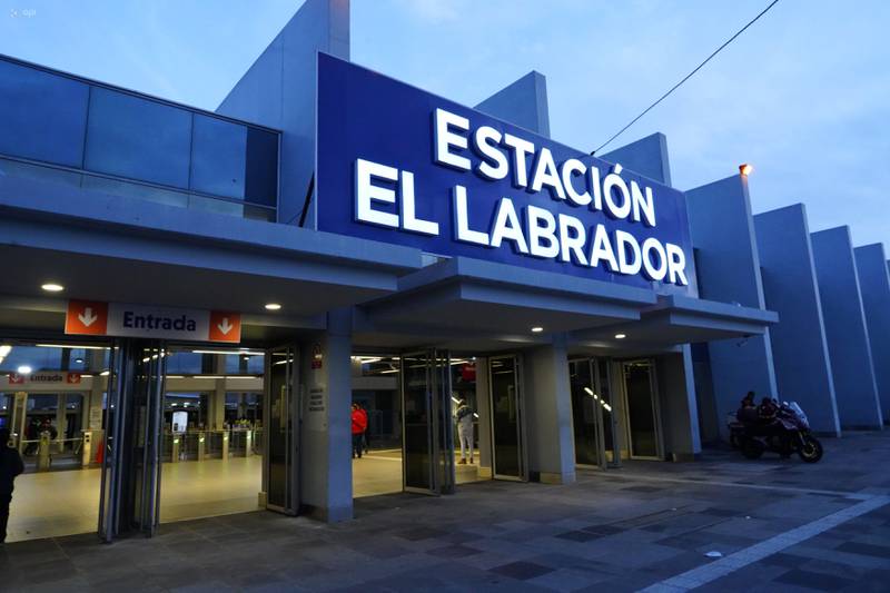 Primer día oficial de operaciones del Metro de Quito, en la estación El Labrador.