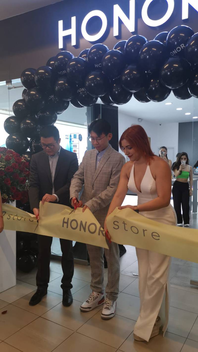 Inauguración de la tienda física de HONOR en Ecuador