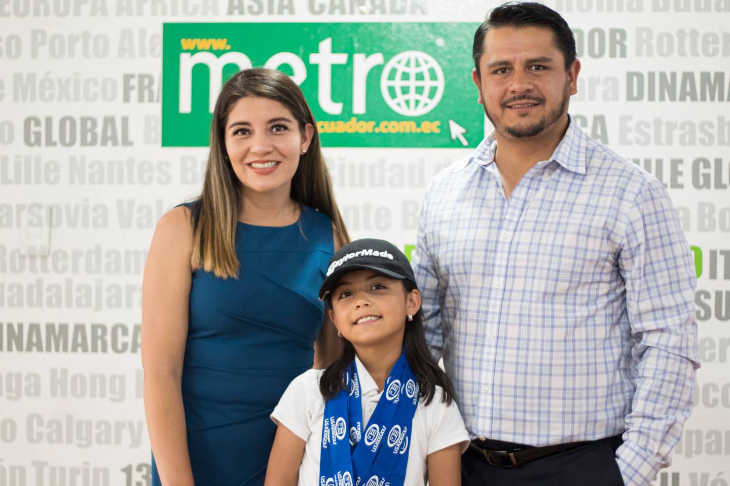 Isabella Coral Ochoa y sus padres en los estudios de Metro Ecuador