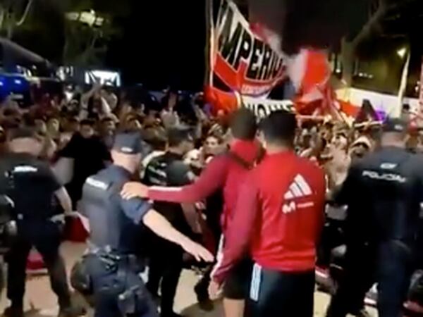 ¡Vergonzoso! Jugadores peruanos fueron agredidos por la policía española, mira los videos