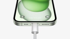 iPhone 15 de Apple: ¿viene con cable USB-C y cargador en la caja o hay que comprarlos aparte?