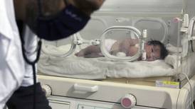 Rescatan a recién nacida entre escombros tras terremoto en Siria, estaba unida por el cordón umbilical a su madre fallecida