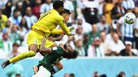 Impactante choque con un compañero deja a jugador de Arabia Saudita con fuertes secuelas y fuera del Mundial