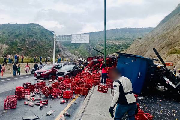 Tragedia en la vía a Guayllabamba: así quedaron los vehículos arrastrados por un camión