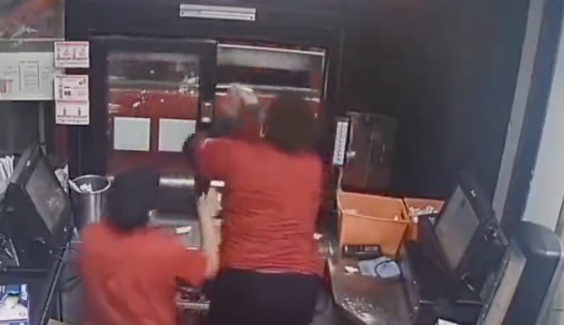 Empleada de restaurante disparó a cliente al discutir por papas fritas.