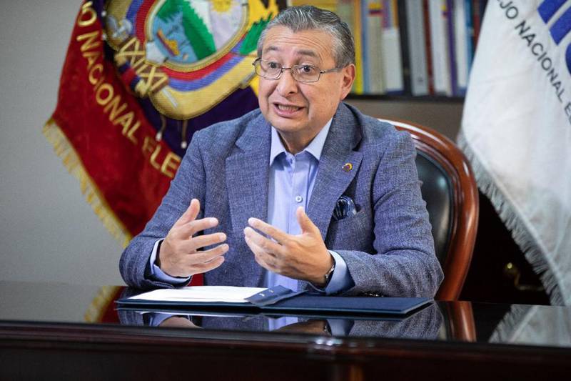El consejero José Cabrera explica detalles del proceso electoral.