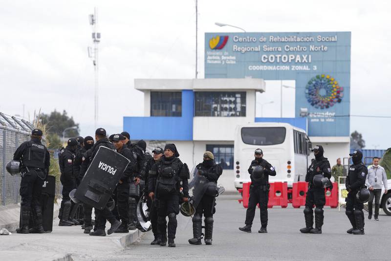 La policía se reúne en la cárcel de Latacunga