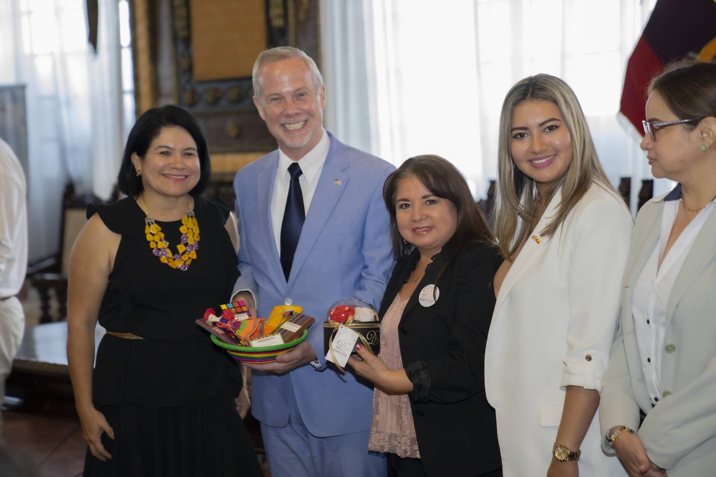 Mujeres que se graduaron del programa  Liderazgo Equitativo junto al Cónsul General de los Estados Unidos en Guayaquil, Brian Quigley.