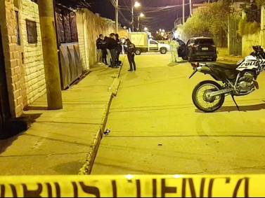Cuenca: Hombre fue asesinado al interior de su vehículo por sujetos que se movilizaban en una moto